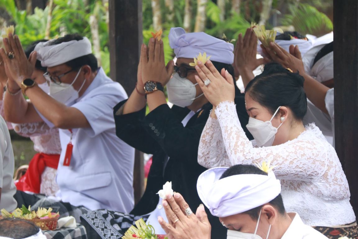 podiumnews.com-Purnama Kaulu, Bupati Tabanan Ucap Syukur di Pura Luhur Batukau